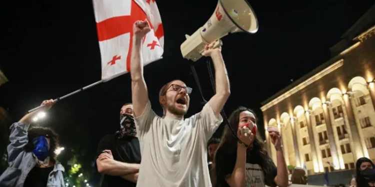 AP: Georgian government intensifies crackdown on protests, drawing comparisons to Putin’s Russia