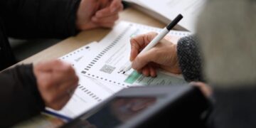 Polling stations close across Georgia