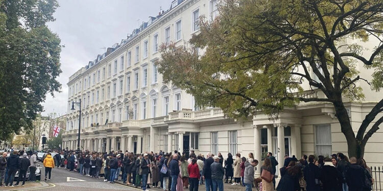 A queue of voters waiting to vote in the 2024 parliamentary elections outside the Georgian Embassy in London. Photo by Tamar Zakalashvili