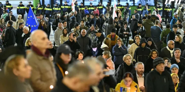 Parliament fast-tracks approval of draft law restricting assemblies on pedestrian pathways