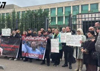 Supporters rally near state security service demanding freedom for Levan Khabeishvili