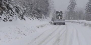 Heavy snowfall prompts traffic restrictions on key road sections across Georgia