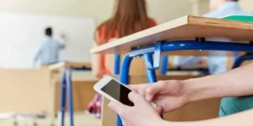 Mobile phone use to be restricted for both students and teachers during school lessons