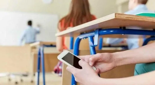 Mobile phone use to be restricted for both students and teachers during school lessons