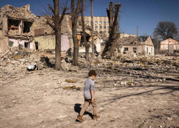A child walking in Ukraine. Source: GettyImages