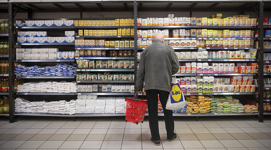 A supermarket shopper. Source: hungarytoday