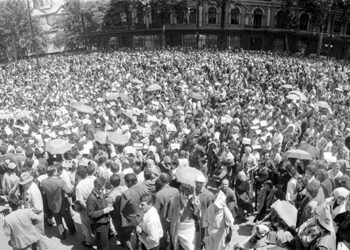 Rally in front of the Government Palace, on Rustaveli Avenue. Tbilisi, April 7-8, 1989. Photo by Mikheil Kikvadze