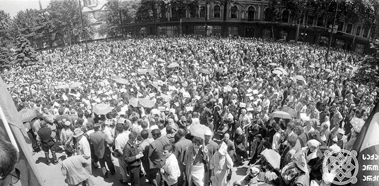 Rally in front of the Government Palace, on Rustaveli Avenue. Tbilisi, April 7-8, 1989. Photo by Mikheil Kikvadze