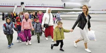 Putin’s Commissioner for Children’s Rights, Marija Lwowa-Belowa, and Ukrainian children kidnapped and taken to Russia. Source: kas.de