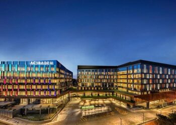 Enhancing Surgical Precision and Improving Outcomes with Robotic Surgery at Acıbadem