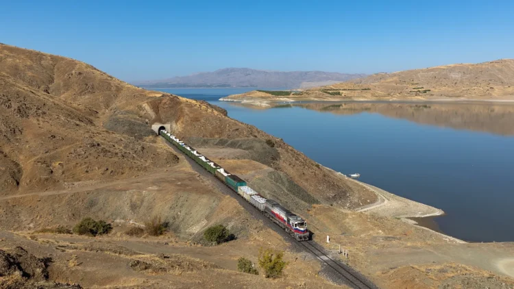 A freight train at the Keban reservoir. Photo: BY-SA 4.0/Kabelleger / David Gubler
