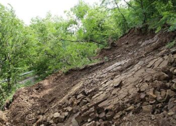 Rockfall hits entrance to Oni, traffic banned