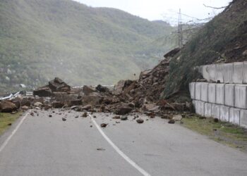 Rockfall hits entrance to Oni, traffic banned