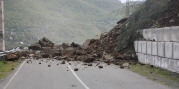 Rockfall hits entrance to Oni, traffic banned