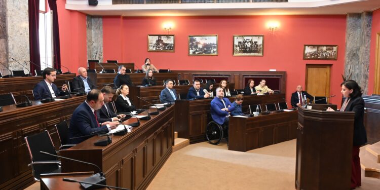 Parliament reviews new rules for adoptive families