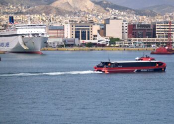 Economy deputy minister visits Piraeus port, meets COSCO Shipping