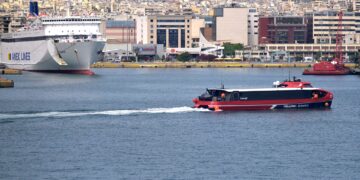 Economy deputy minister visits Piraeus port, meets COSCO Shipping