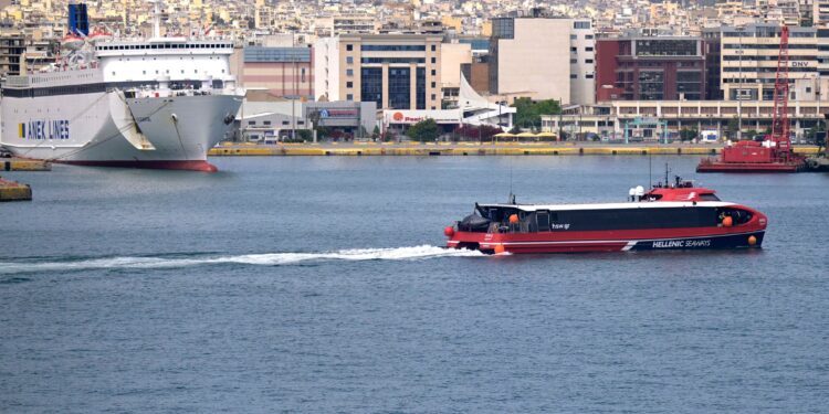 Economy deputy minister visits Piraeus port, meets COSCO Shipping