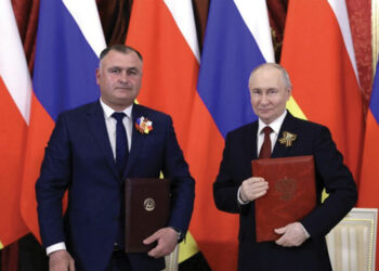 Alan Gagloev meets Vladimir Putin in Moscow. Source: cominf.org