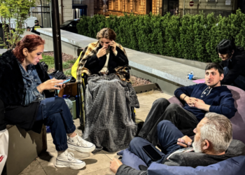 Duchenne syndrome parents spend night of 22nd outside Chancellery, demand medicine