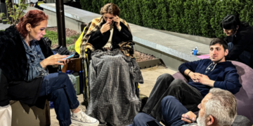 Duchenne syndrome parents spend night of 22nd outside Chancellery, demand medicine