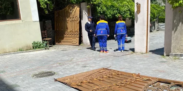 Media: Car crashes into Patriarchate yard, damages barrier and gate