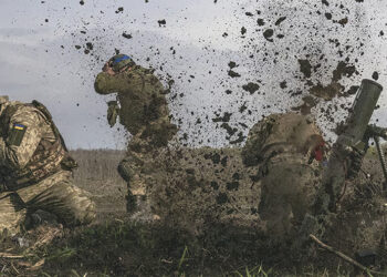 Ukrainian soldiers operating a mortar on the front line in the Donetsk region. Source: Getty Images