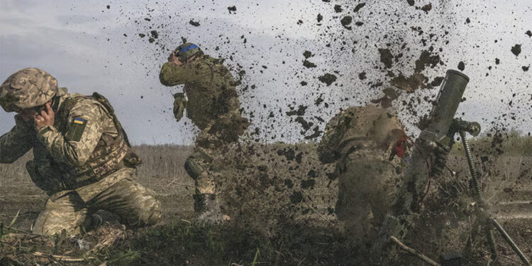 Ukrainian soldiers operating a mortar on the front line in the Donetsk region. Source: Getty Images