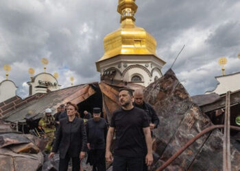 Zelensky inspects the ruins of the Lavra. Source: FB