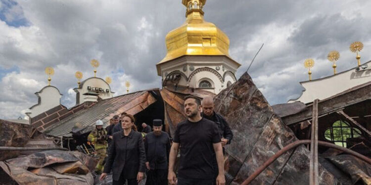 Zelensky inspects the ruins of the Lavra. Source: FB
