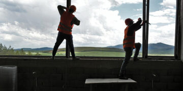 Replacing a window. Photo by Vladimir Valishvili/UNDP