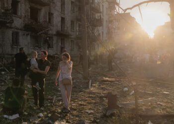 Residents at the site of a residential building damaged by a Russian air attack, Kyiv. Photo by Roman Pilipey/AFP/GETTY IMAGES