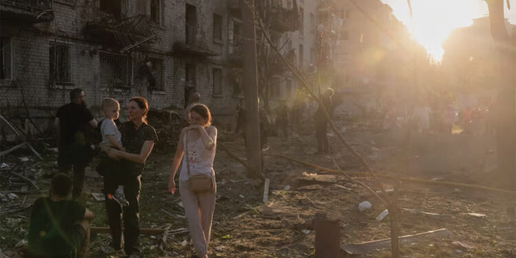 Residents at the site of a residential building damaged by a Russian air attack, Kyiv. Photo by Roman Pilipey/AFP/GETTY IMAGES