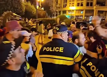 10 detained near Tbilisi City Assembly over “offensive banners”