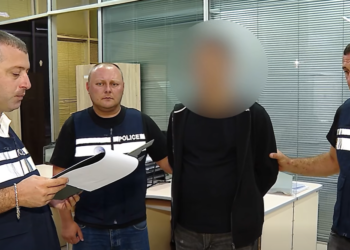 Two Chinese citizens arrested over theft of $7,800 and €4,450 on plane