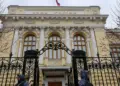 Russians withdraw cash from banks amid fears over the Kremlin’s economic policies and war spending. Source: AP