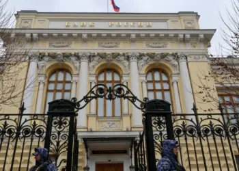 Russians withdraw cash from banks amid fears over the Kremlin’s economic policies and war spending. Source: AP