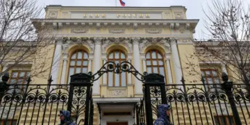 Russians withdraw cash from banks amid fears over the Kremlin’s economic policies and war spending. Source: AP