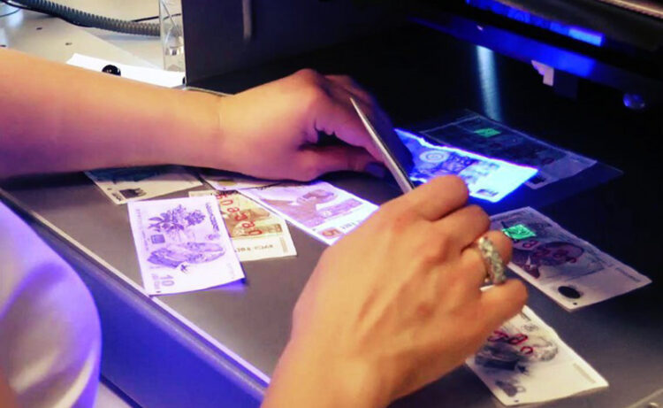 A bank card and Georgian lari banknotes. Source: TV PIRVELI